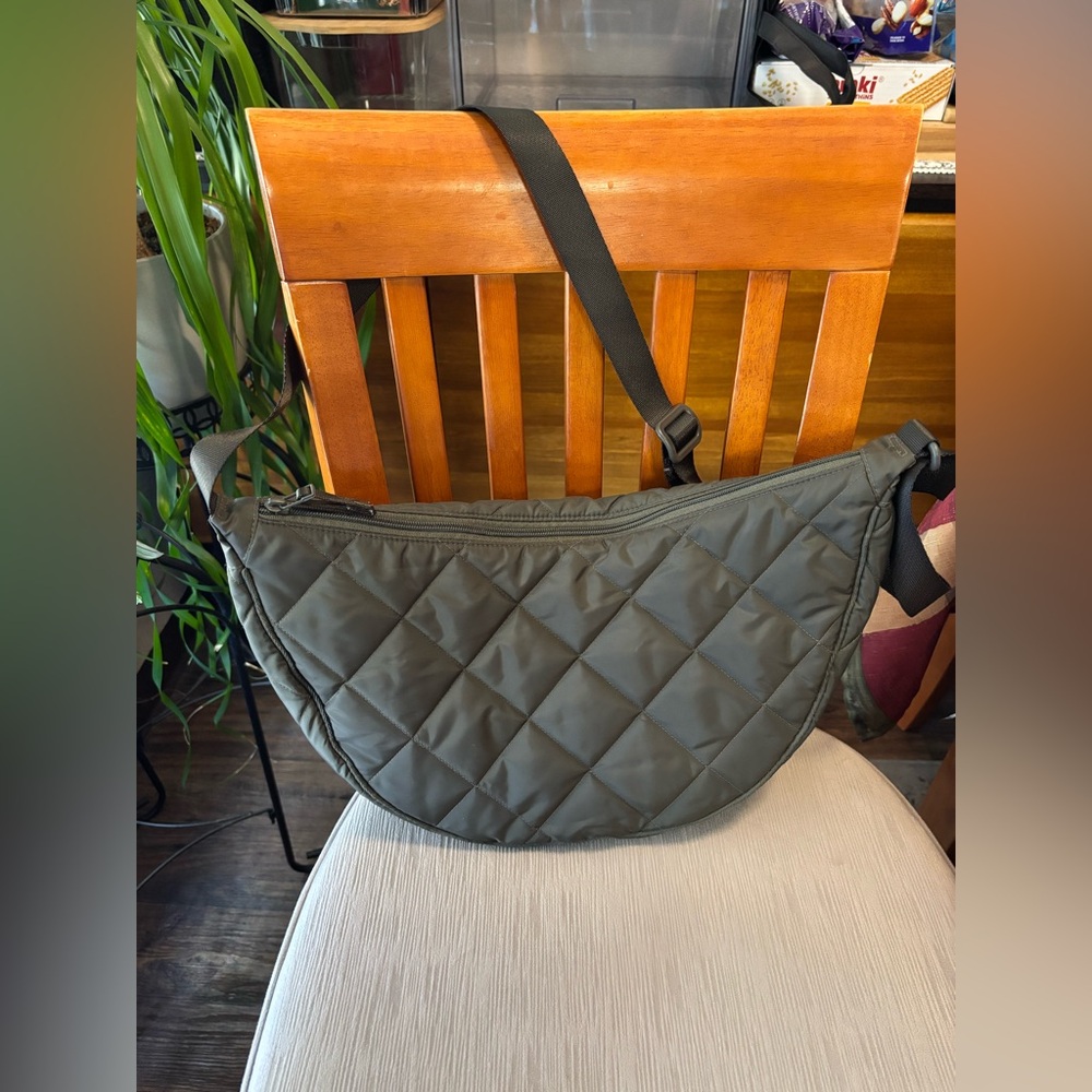 Uniqlo Round shoulder bag in Olive